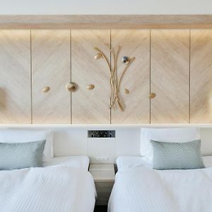 Adjoining High Floor Twin Rooms Non-Smoking